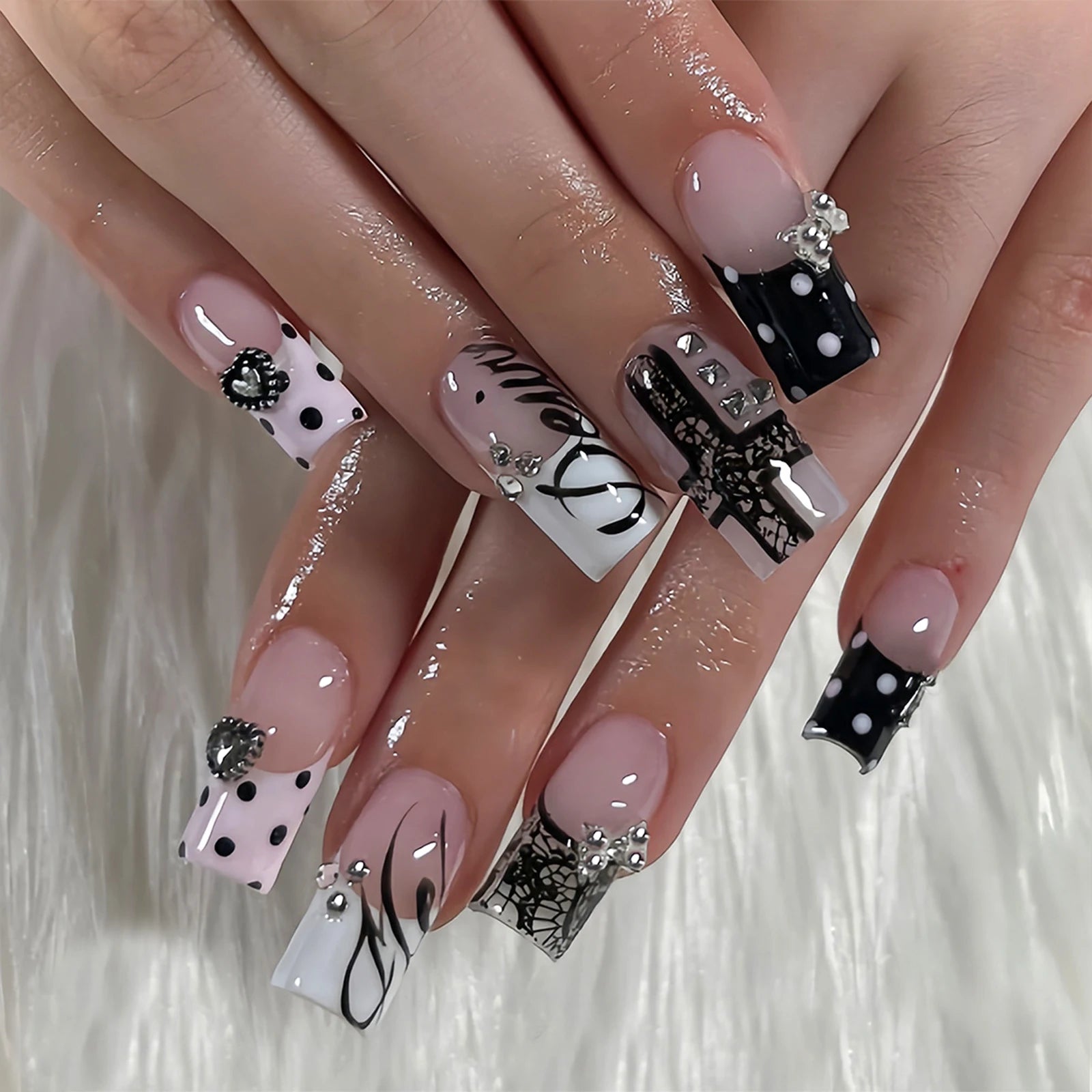 24 faux ongles cercueil mi-longs, style gothique noir, avec nœuds métalliques foncés et décorations en forme de cœur, à presser, motif pois, faux ongles français